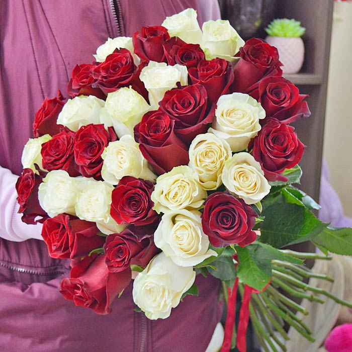 Букет из 35 красных и белых роз